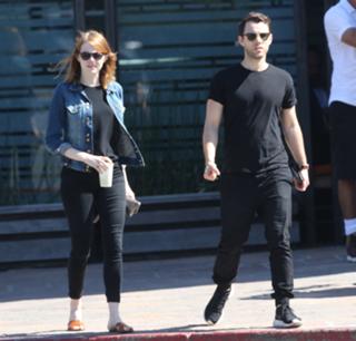 Emma Stone feet photo thumbnail
