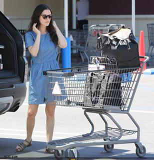 Rachel Bilson feet photo thumbnail