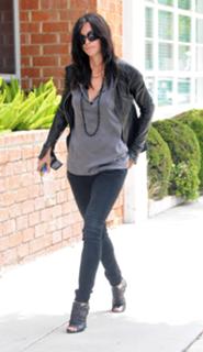 Courteney Cox feet photo thumbnail