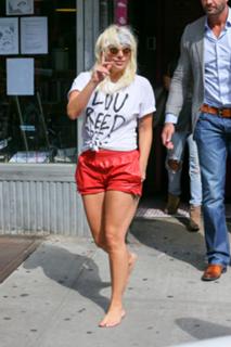 Lady Gaga feet photo thumbnail