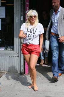 Lady Gaga feet photo thumbnail