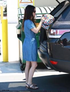 Rachel Bilson feet photo thumbnail
