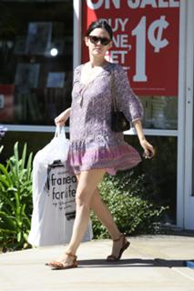 Rachel Bilson feet photo thumbnail
