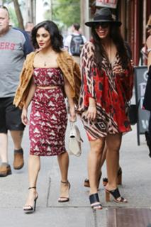 Vanessa Hudgens feet photo thumbnail