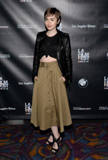 Lily Collins feet photo thumbnail