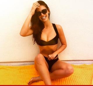 Jessica Lowndes feet photo thumbnail