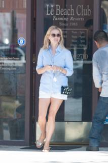 Reese Witherspoon feet photo thumbnail