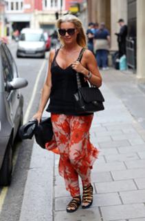 Denise Van Outen feet photo thumbnail