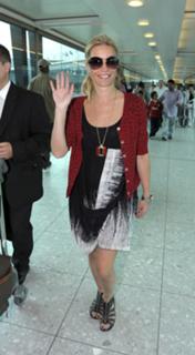 Denise Van Outen feet photo thumbnail
