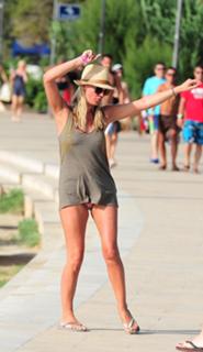 Denise Van Outen feet photo thumbnail