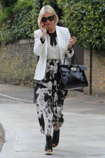 Denise Van Outen feet photo thumbnail