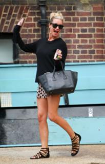 Denise Van Outen feet photo thumbnail