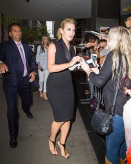 Kate Winslet feet photo thumbnail