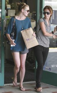 Kirsten Dunst feet photo thumbnail