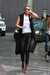 Gigi Hadid feet photo thumbnail