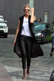 Gigi Hadid feet photo thumbnail