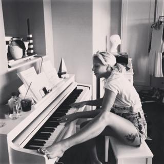 Lady Gaga feet photo thumbnail