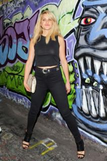 Ashley Roberts feet photo thumbnail