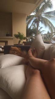 Laura González feet photo thumbnail