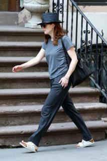 Julianne Moore feet photo thumbnail