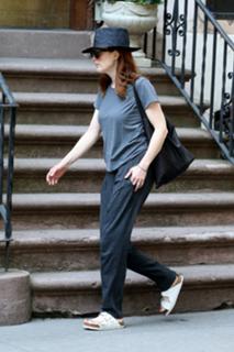 Julianne Moore feet photo thumbnail