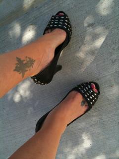 Virginia Madsen feet photo thumbnail