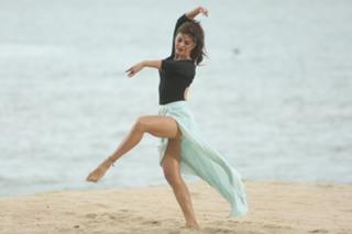 Jacqueline Fernandez feet photo thumbnail