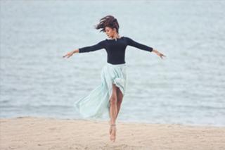 Jacqueline Fernandez feet photo thumbnail