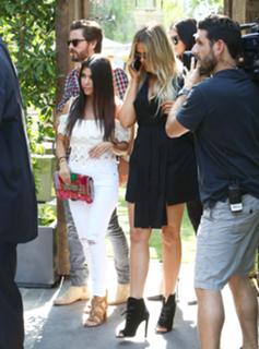 Khloé Kardashian feet photo thumbnail