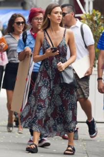 Jessica Alba feet photo thumbnail