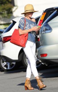 Julie Bowen feet photo thumbnail