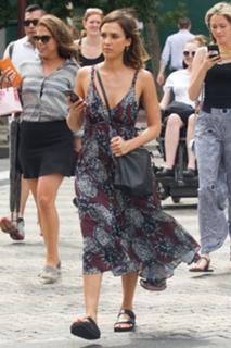 Jessica Alba feet photo thumbnail