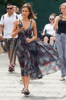 Jessica Alba feet photo thumbnail