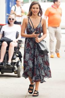 Jessica Alba feet photo thumbnail