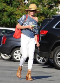 Julie Bowen feet photo thumbnail