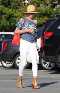 Julie Bowen feet photo thumbnail
