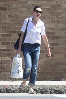 Julianna Margulies feet photo thumbnail