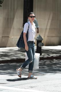 Julianna Margulies feet photo thumbnail