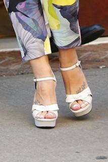 Demi Lovato feet photo thumbnail