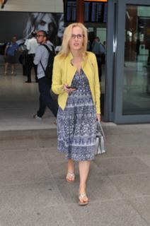 Gillian Anderson feet photo thumbnail