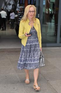 Gillian Anderson feet photo thumbnail