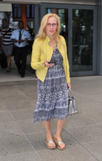 Gillian Anderson feet photo thumbnail