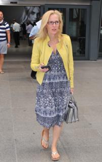Gillian Anderson feet photo thumbnail