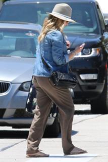 Sarah Michelle Gellar feet photo thumbnail