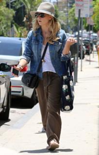 Sarah Michelle Gellar feet photo thumbnail