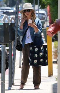 Sarah Michelle Gellar feet photo thumbnail