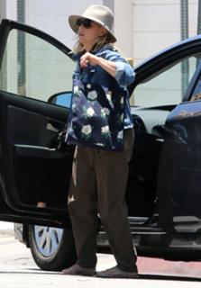 Sarah Michelle Gellar feet photo thumbnail