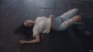 Selena Gomez feet photo thumbnail