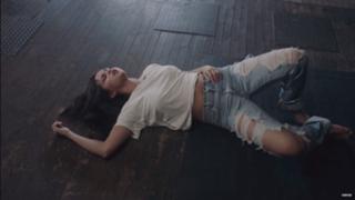 Selena Gomez feet photo thumbnail
