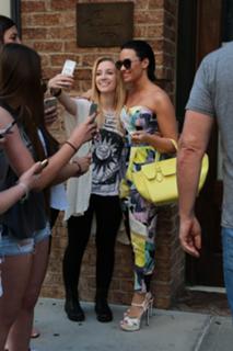 Demi Lovato feet photo thumbnail